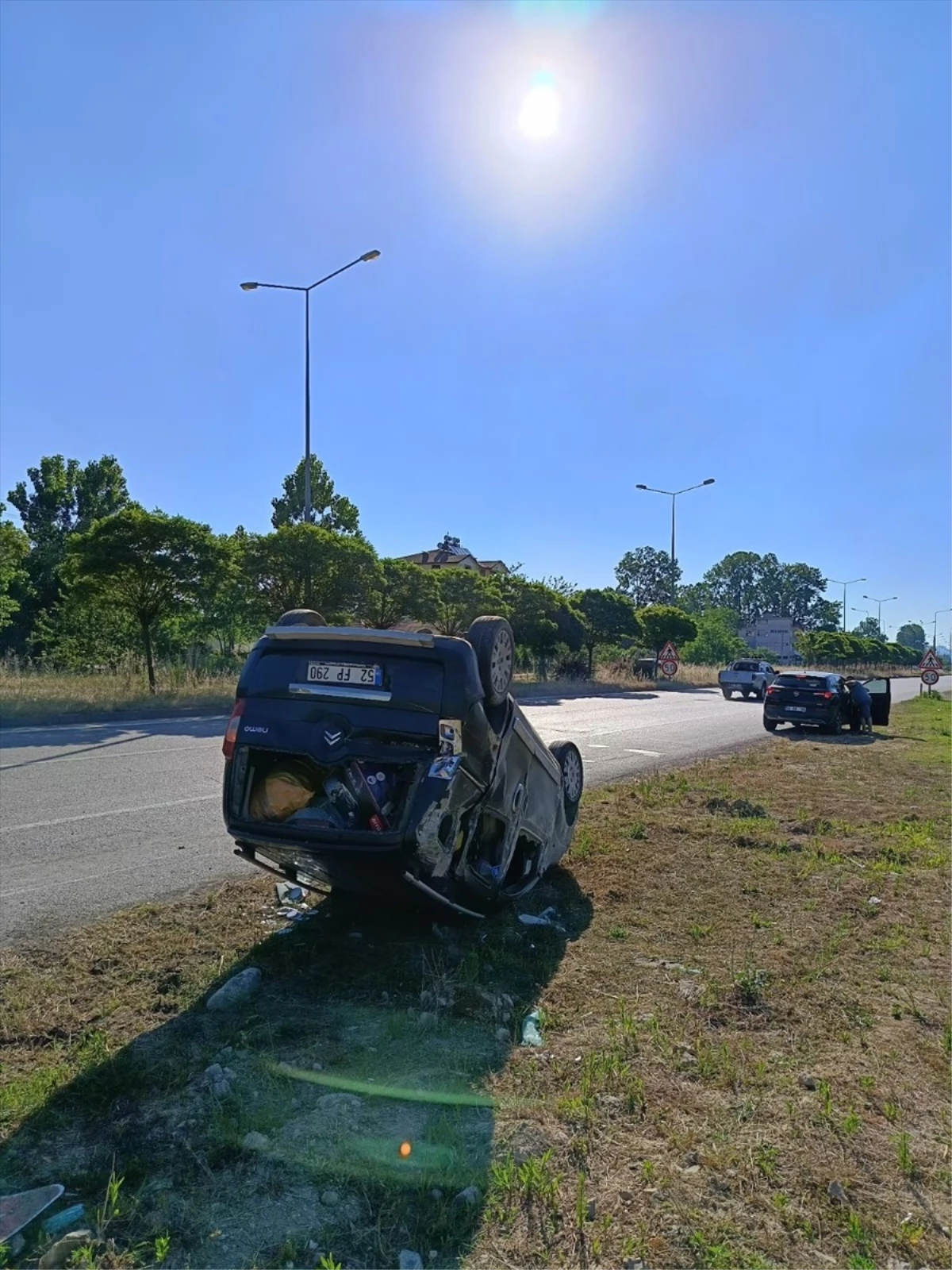 Samsun’da Tabelaya Çarpan Araç Devrildi, Sürücü Yaralandı